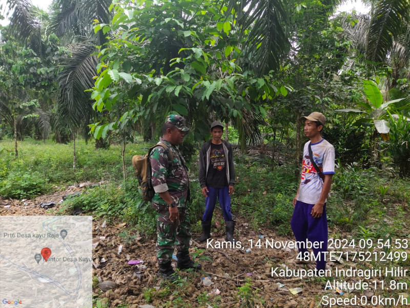 Babinsa Koramil 09/Kemuning Terus Cegah Karhutla Dengan Masyarakat Setempat