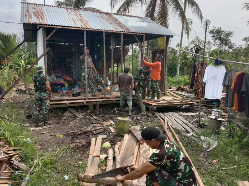 Anggota Koramil 03/Tpl Bedah Rumah Tidak Layak Huni di Wilayah Binaan