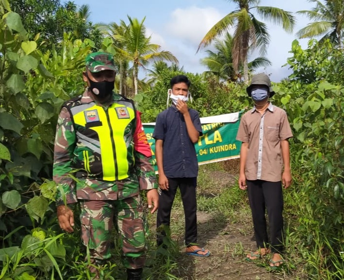 Babinsa Koramil 04/Kuindra Terus Lakukan Komsos Cegah Karhutla di Sapat