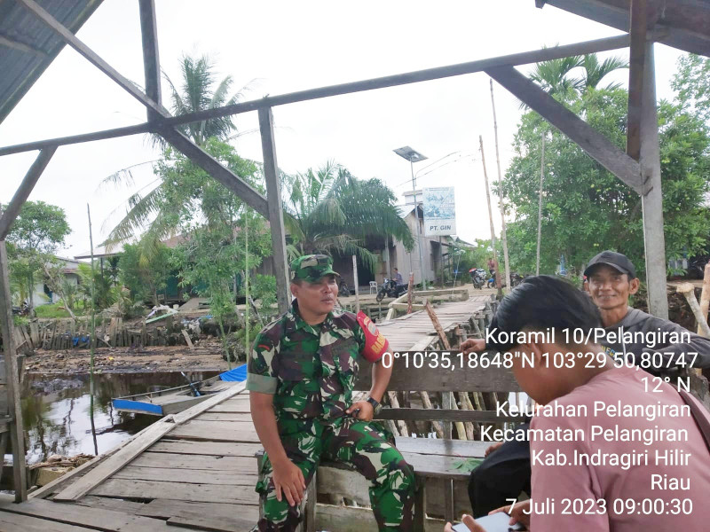 Babinsa Koramil 10/Pelangiran Tetap Jaga Keamanan dan Ketertiban Lingkungan Agar Merasakan Nyaman dan Aman di Wilayah