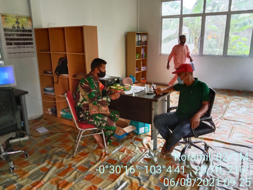 Babinsa Koramil 02/Tanah Merah Rutin Komsos Dikantor Desa Sungai Rukam