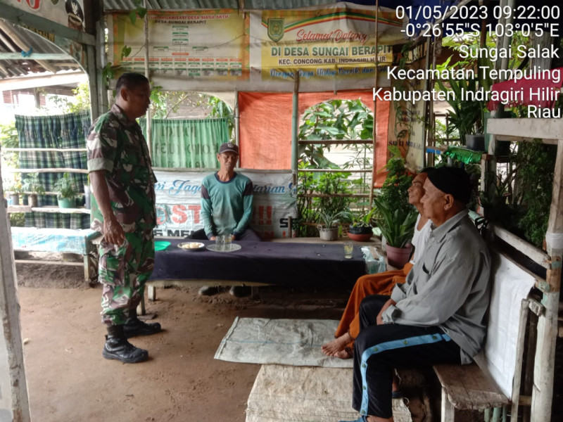 Bincang Santai, Jaga Hubungan Baik Babinsa Koramil 03/Tpl Laksanakan Komsos dengan Warga Di Wilayah Binaan