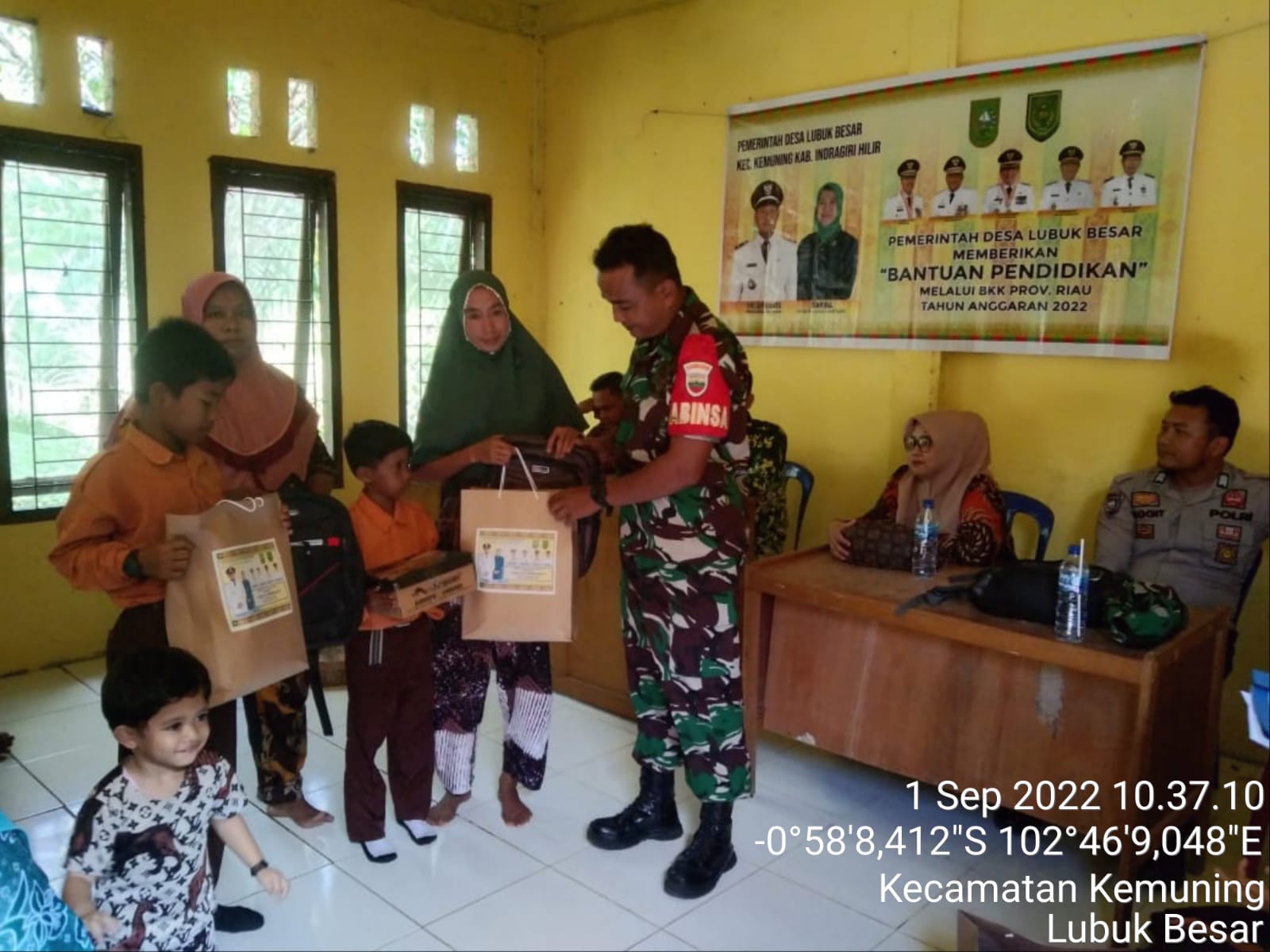 Kegiatan Pemberian Bantuan Pendidikan BKK Provinsi Riau Oleh Danramil 09/Kemuning