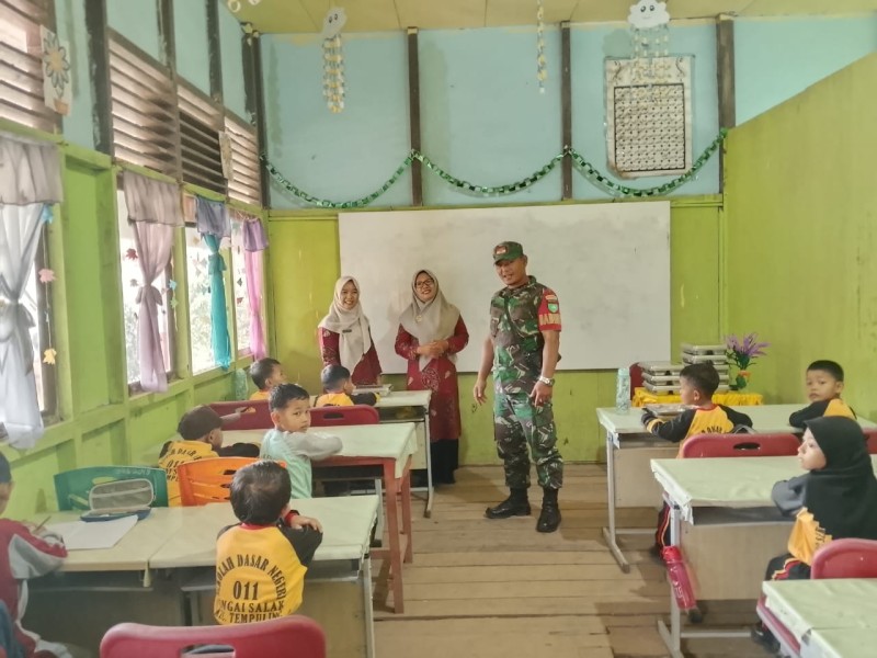 Sertu Pardamaean Dampingi Pemberian Makan Bergizi Gratis: Aksi Nyata Babinsa di Tengah Masyarakat Kempas