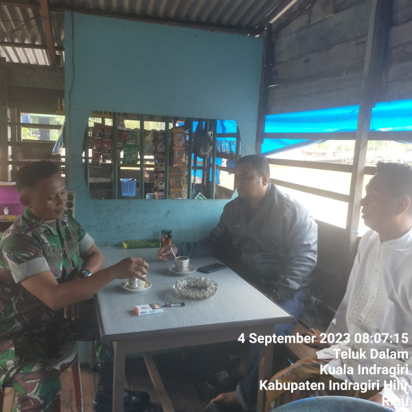 Agar Saling Tolong Menolong, Babinsa Koramil 04/Kuindra Jalin Kedekatan dan Kebersamaan di Binaan