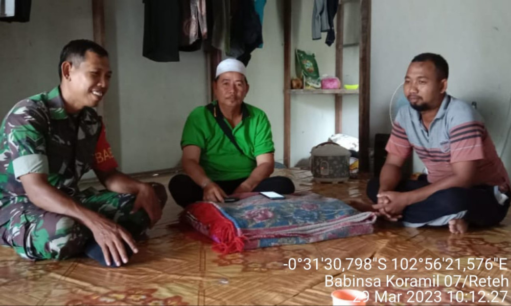 Saling Bekerjasama dan Jaga Keamanan Desa Bersama Koramil 07/Reteh Sertu Yadi Yanto