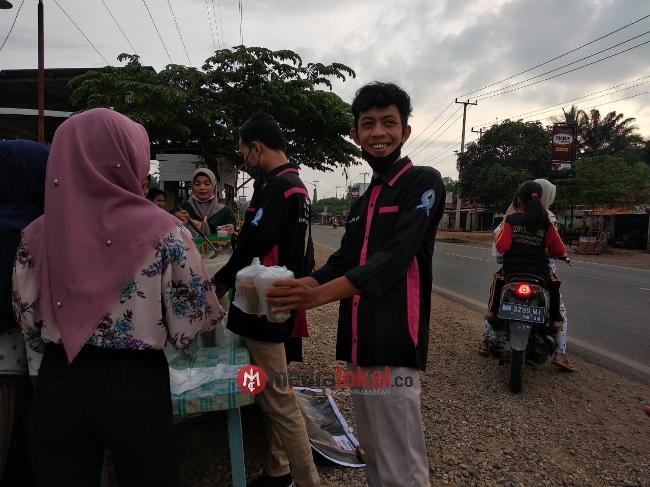 Berkah Ramadhan, IPMKBP Pekanbaru Berbagi Santap Takjil Gratis 