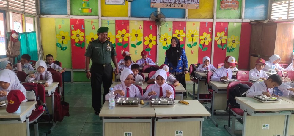 Babinsa Sertu Budi Dampingi Tim SPPG Untuk Salurkan MBG