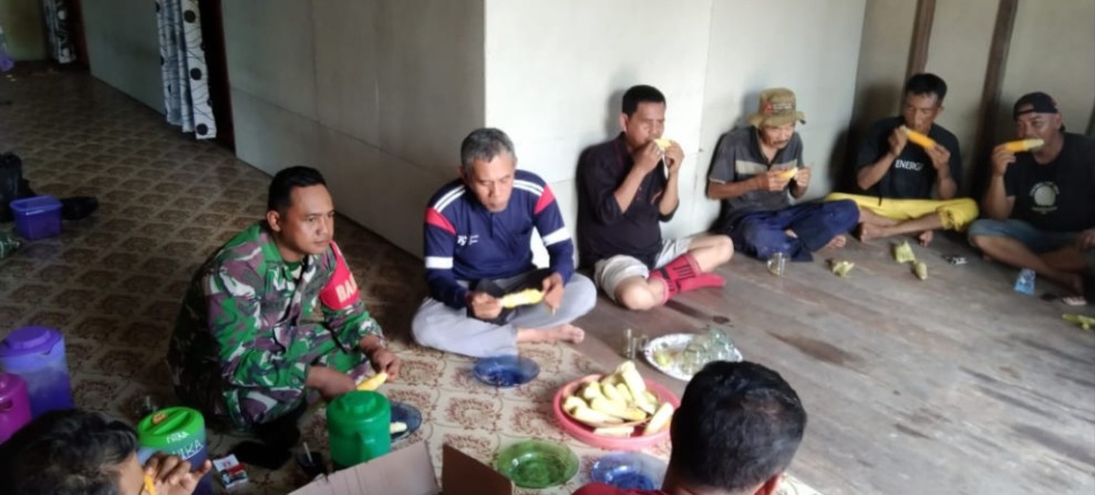 Tingkatkan Kerjasama Yang Baik, Babinsa Koramil 05/Gas Komsos Bersama Masyarakat