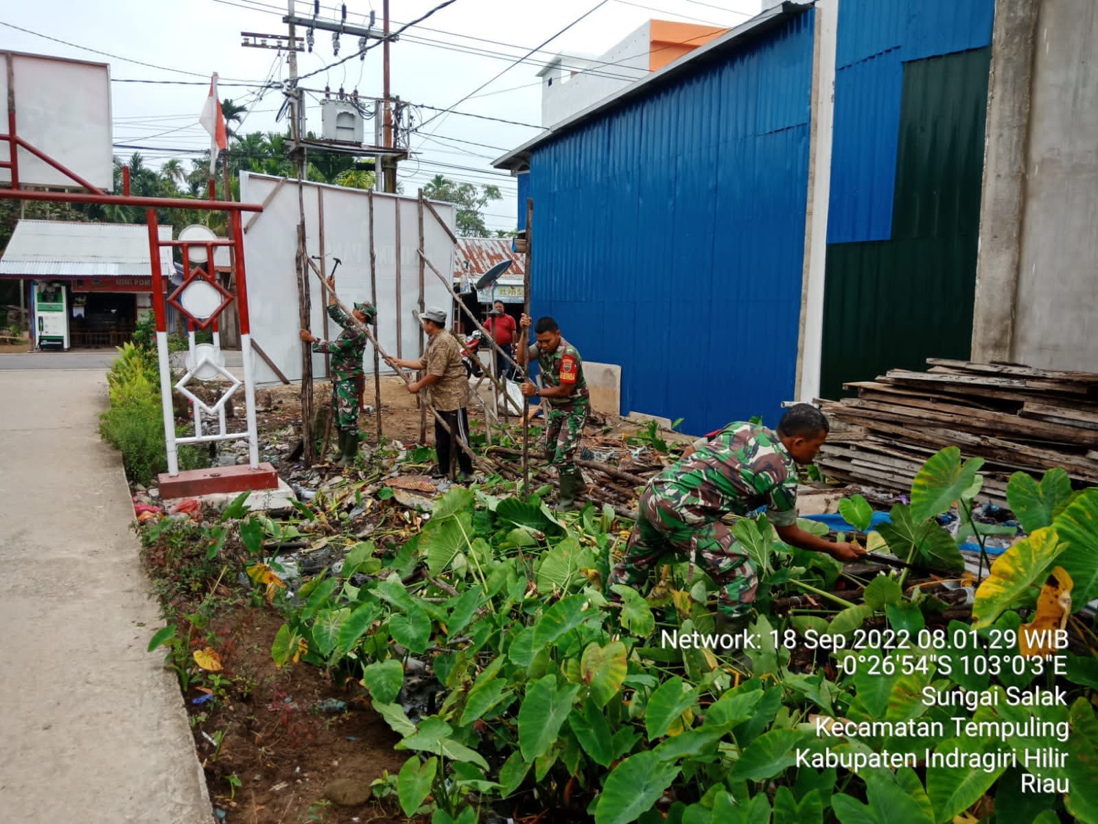Ciptakan Kekompakkan, Babinsa Koramil 03/Tempuling Rutinkan Goro di Kampung Pancasila