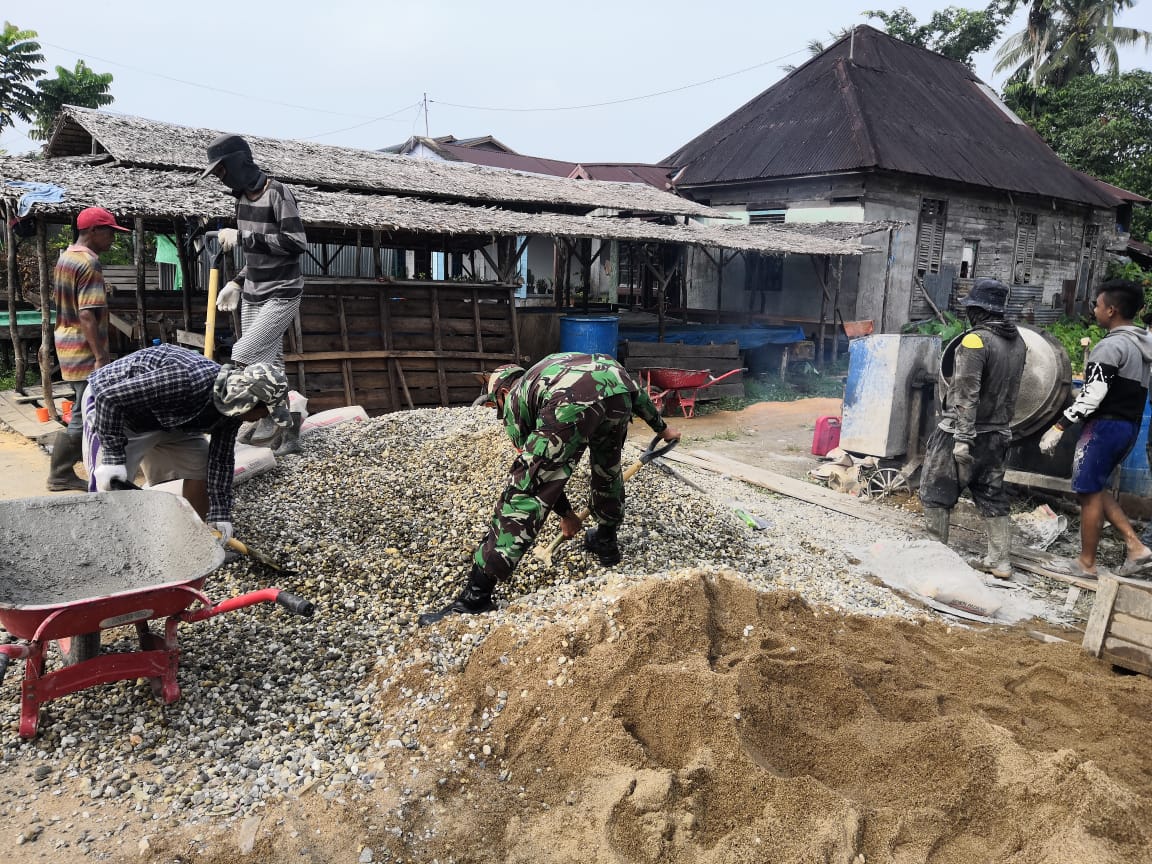 Bangun Keakraban, Babinsa Bantu Pembuatan Pondasi Rumah Milik Warga 