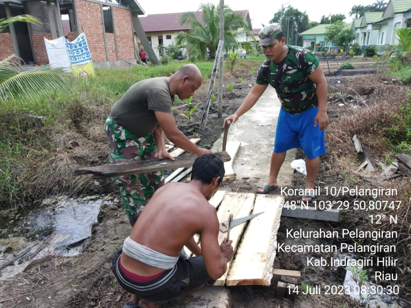 Giat Goro, Babinsa Koramil 10/Pelangiran Lakukan Perbaikan Jalan Koramil Menuju SMA Negeri 1 Pelangiran