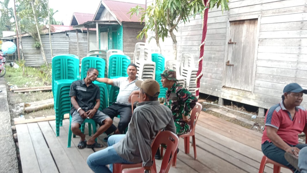 Salut, Babinsa Koramil 05/Gas Kotu Umar Nasution Bantu Warga Goro Di Acara Hajatan