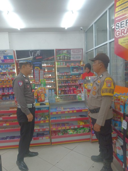 Sambangi Minimarket, Polsek Kemuning Ajak Karyawan Waspada Lingkungan Sekitar