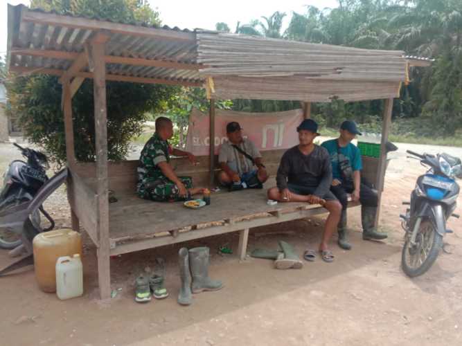 Babinsa Koramil 09/Kemuning Jalin Erat Silaturahmi di Wilayah