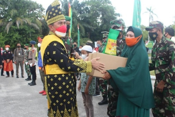 Meriahkan HUT RI Ke-76, Gubernur Riau Lakukan Pembagian Paket Sembako