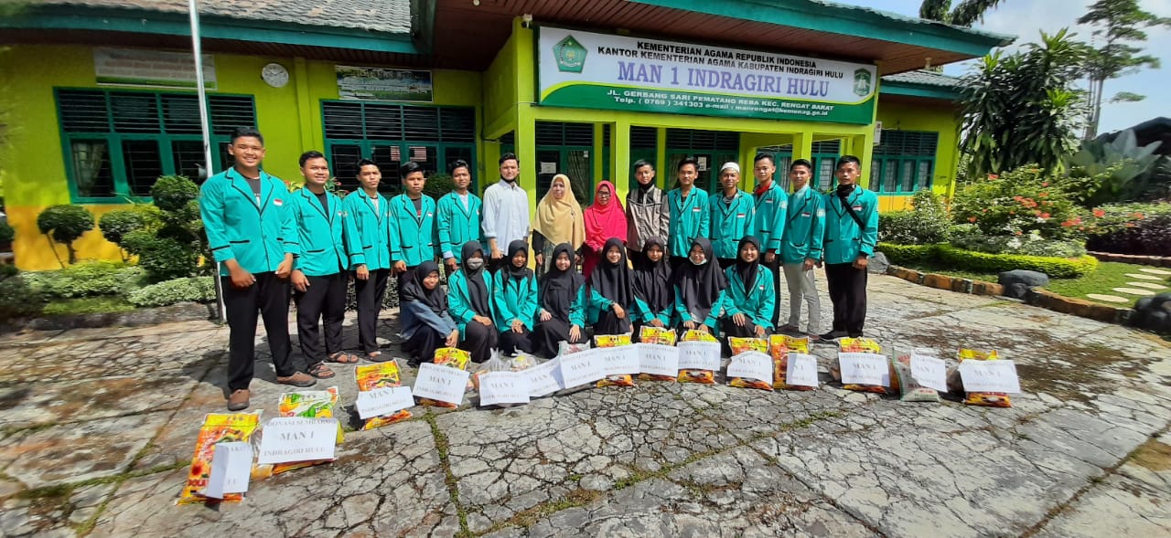 Patut Dicontoh, OSIS MAN 1 Inhu Salurkan Bantuan Paket Sembako Kepada Yang Membutuhkan 