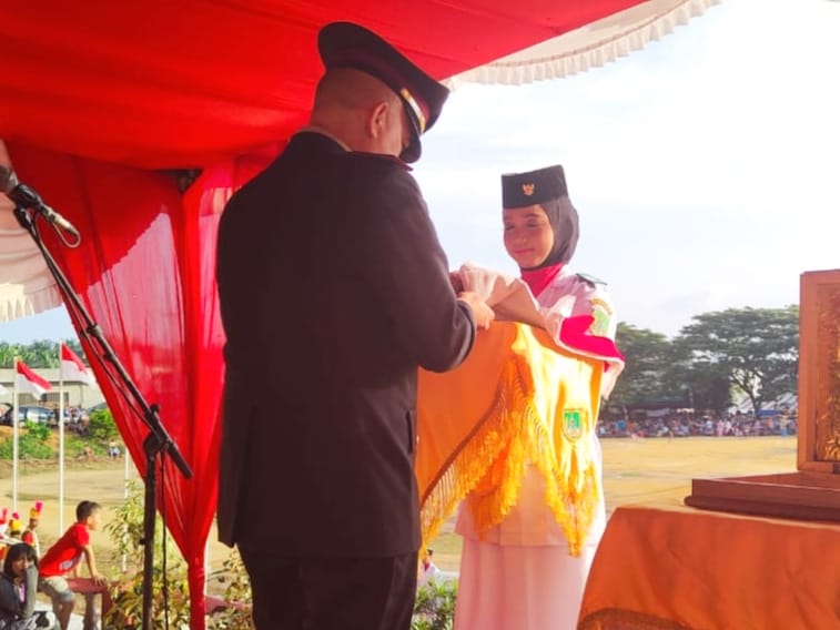 Selain Atlet Pencak Silat, Pembawa Baki Paskibra Kecamatan Bagan Sinembah Ternyata Anak Wartawan