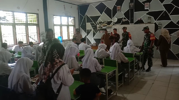 Pentingnya Gizi Masyarakat, Babinsa Koramil 09/Kmg Pastikan Penyaluran MBG Berjalan Dengan Lancar