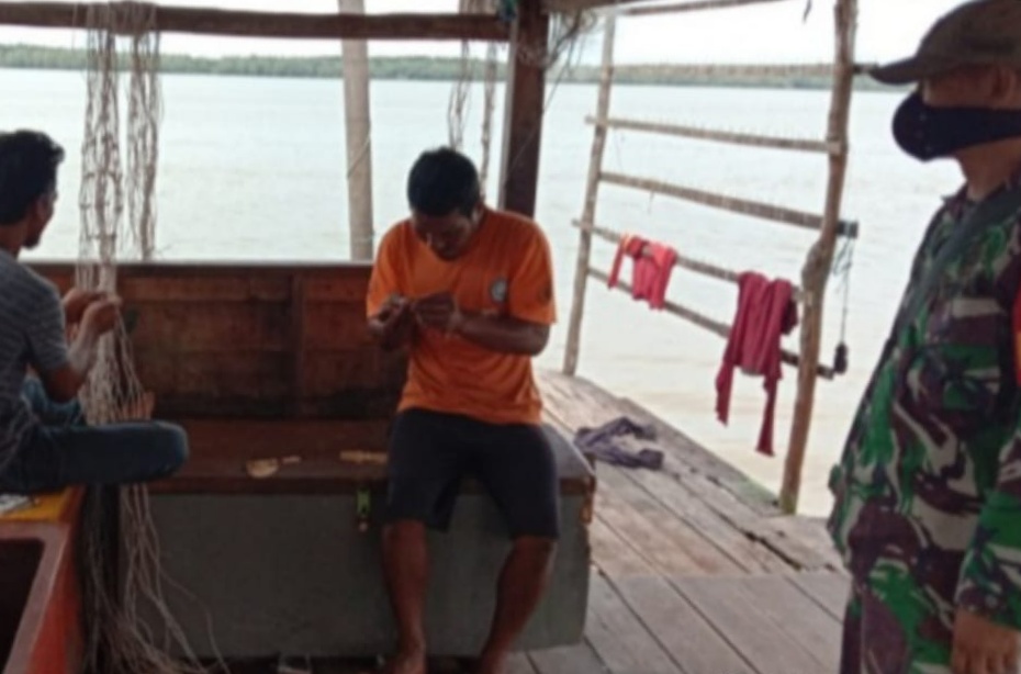 Babinsa Koramil 04/Kuindra Lakukan Komsos dengan Masyarakat Nelayan