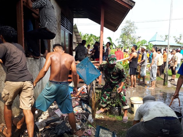 Bersama-sama Warga, Koramil 03/Tempuling Padamkan Api Yang Membakar Rumah Dinas UPTD Perkebunan 