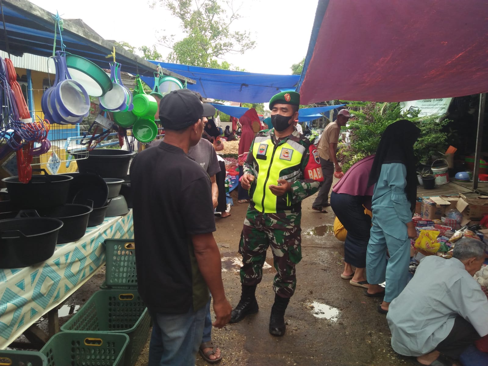 Anggota Koramil 04/Kuindra Patroli Dalam Melakukan Penegakan Disiplin dan Himbauan Prokes