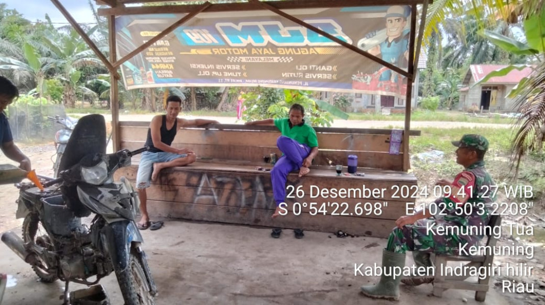 Babinsa Kemuning Tua Gelar Komsos Guna Perkuat Keamanan dan Ketertiban Desa