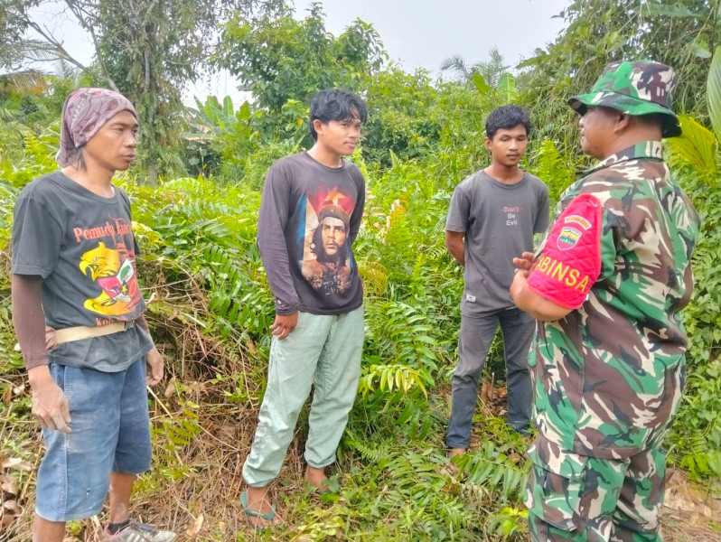 Babinsa Serka J. Siallagan, Ajak Warga Binaan Patroli Gabungan Rutin Untuk Antisipasi Karhutla di Wilayah Koramil 03/Tpl