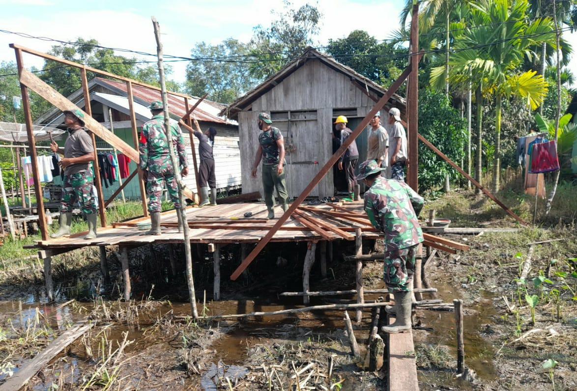 Babinsa Koramil 03/Tempuling, Gotong Royong Membangun Rumah Tidak Layak Huni