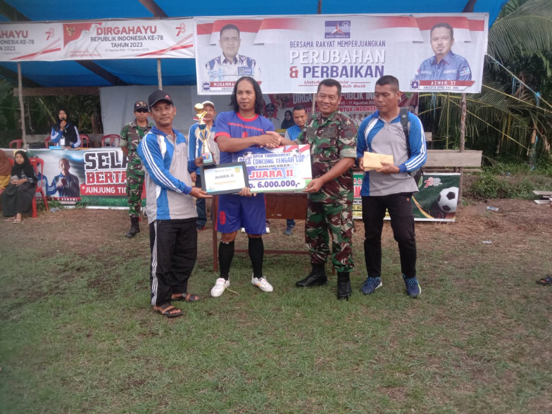 Danramil 04/Kdr Serahkan Piala Dalam Penutupan Open Turnamen Desa Concong Tengah