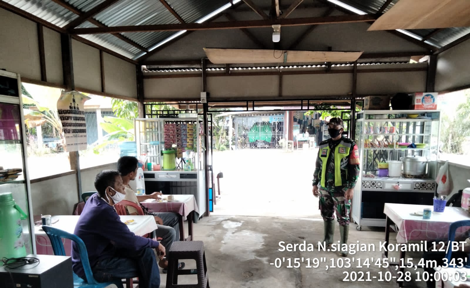 Babinsa Koramil 12/Batang Tuaka Himbau Masyarakat Taat Prokes