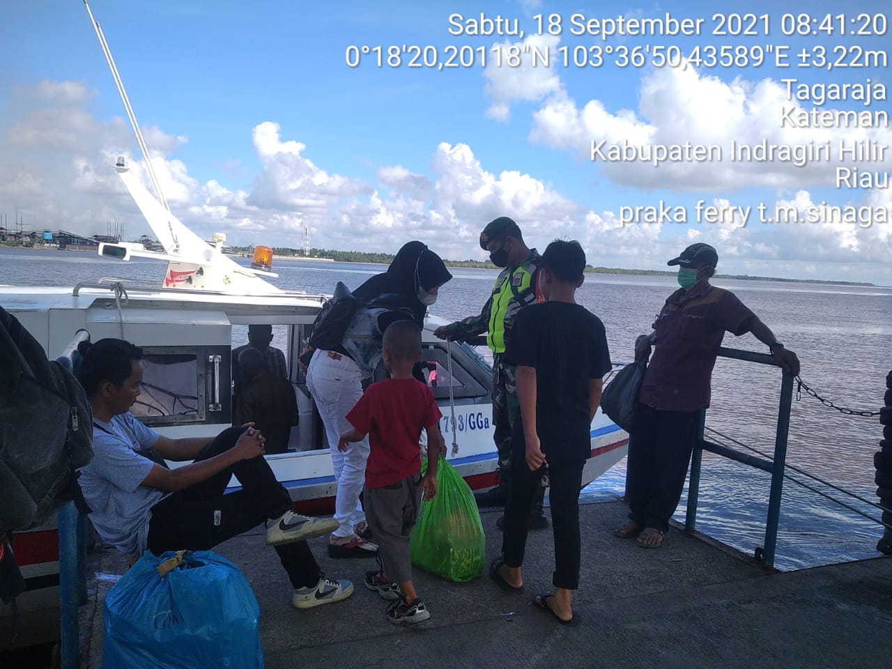 Praka Ferry S Babinsa Koramil 06/Kateman Lakukan Pengecekkan di Pelabuhan