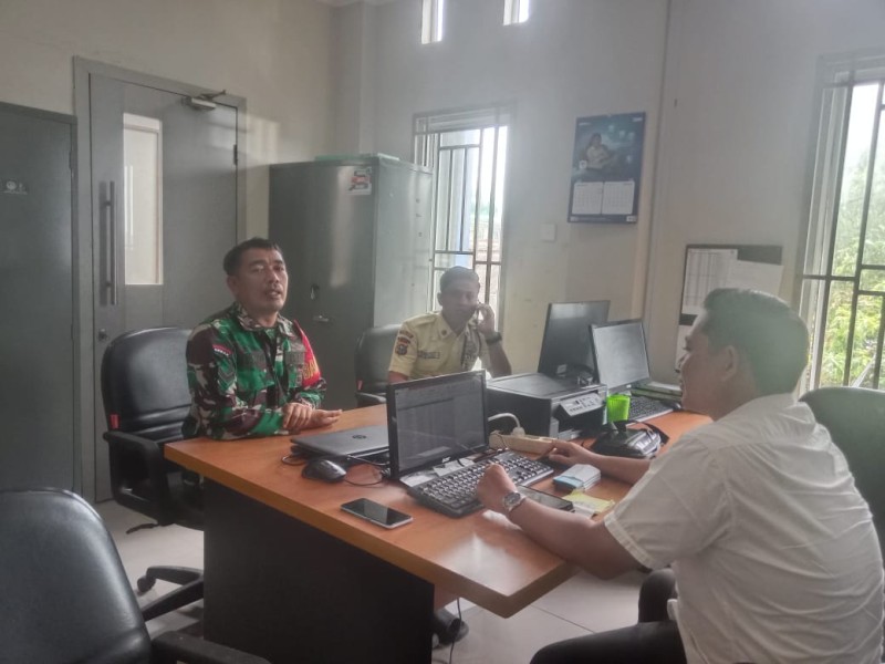 Babinsa Koramil 07/Reteh Laksanakan Komsos dengan Staf BRI Unit Pulau Kijang Babinsa Koramil 07/Reteh Laksanakan Komsos dengan Staf BRI Unit Pulau Kijang