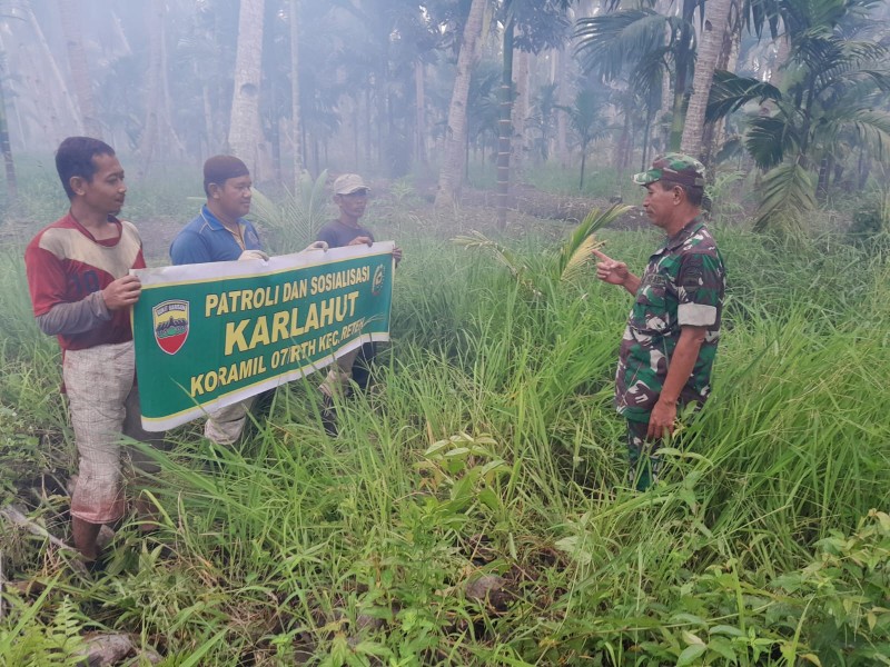 Karhutla: Babinsa Koramil 07/RTH Laksanakan Patroli untuk Meningkatkan Kesadaran Masyarakat