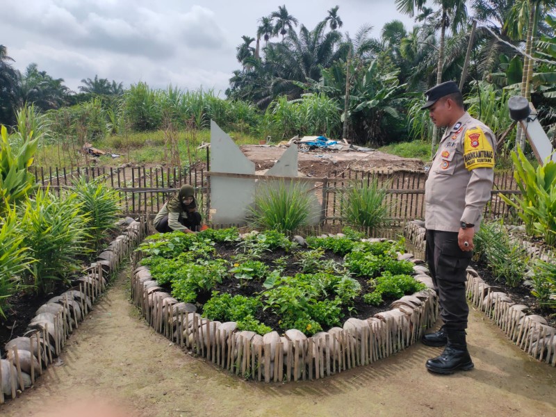 Bhabinkamtibmas Keritang Turun ke Kebun, Berbagi Cerita dan Semangat Bersama Petani