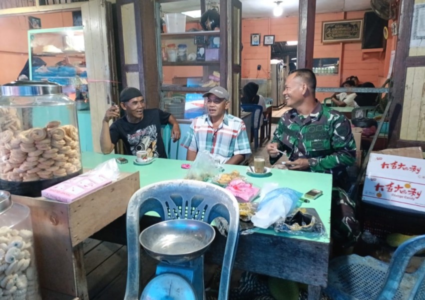 Bhabinsa Koramil 05/Gas Serda Rudi Hartono melaksanakan Giat patroli di Pasar Minguan