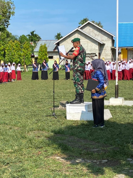 Memperingati Hari Pahlawan, Danramil 09/Kmg Ikuti Upacara Bersama di Sekolah SDN 001 Desa Kemuning Muda