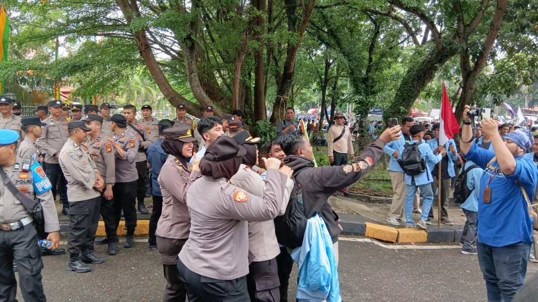 Demo Mahasiswa di DPRD Riau Berlangsung Damai, Mahasiswa dan Polisi Bersalaman Demo Mahasiswa di DPRD Riau Berlangsung Damai, Mahasiswa dan Polisi Bersalaman