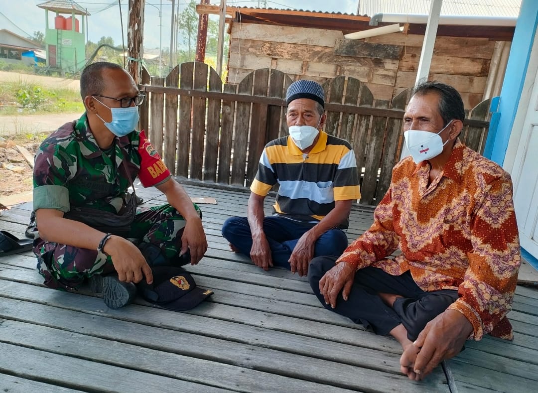 Menjalin Silahturrahmi, Babinsa Koramil 04/Kuindra Komsos Bersama Tokoh Masyarakat