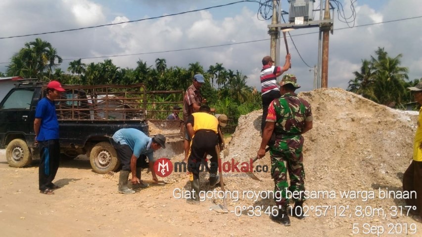 Bersama Warga, Babinsa Koramil 03/Tempuling Goro Perbaiki Jalan yang Rusak