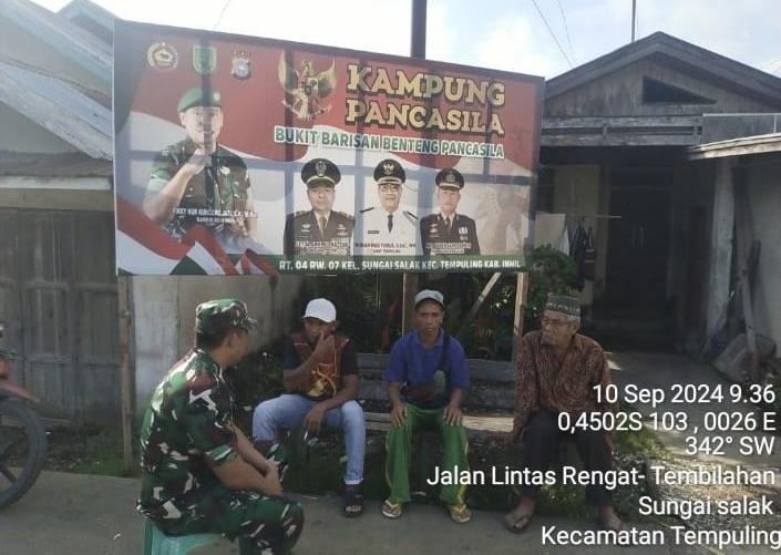 Babinsa 03/Tpl Komsos Bersama Masyarakat Yang Berprofesi Sebagai Tukang Bangunan