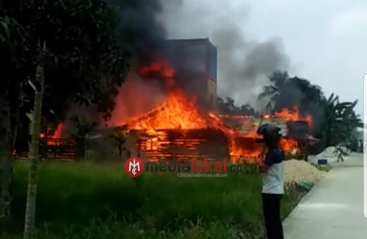 Kebakaran di Siang Bolong, 2 Unit Rumah Warga di Desa Sungai Bintang Inhil Jadi Abu