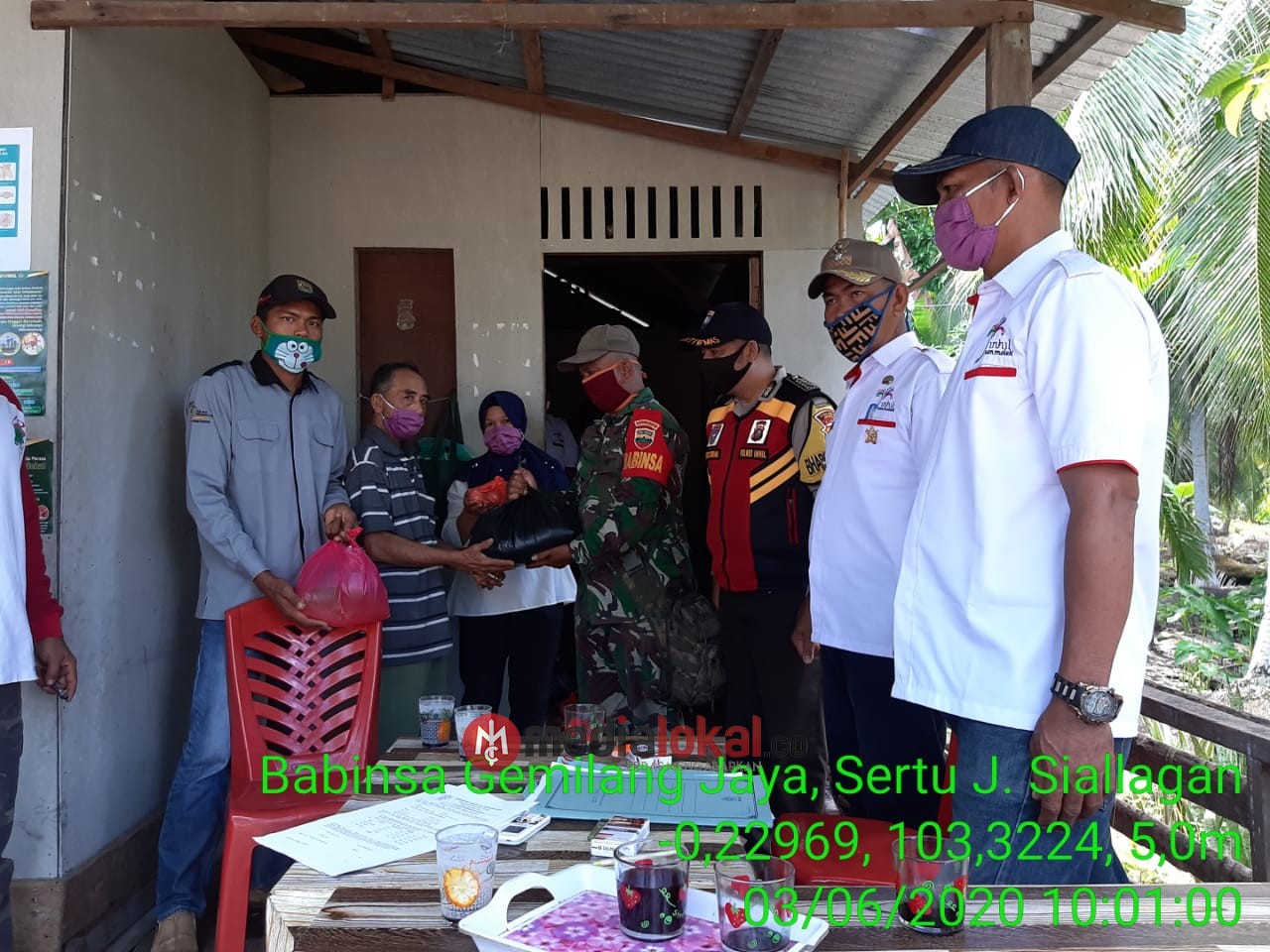 Babinsa Sialang Jaya Koramil 12/Batang Tuaka Dampingi Pembagian Sembako dan BLT untuk Warga