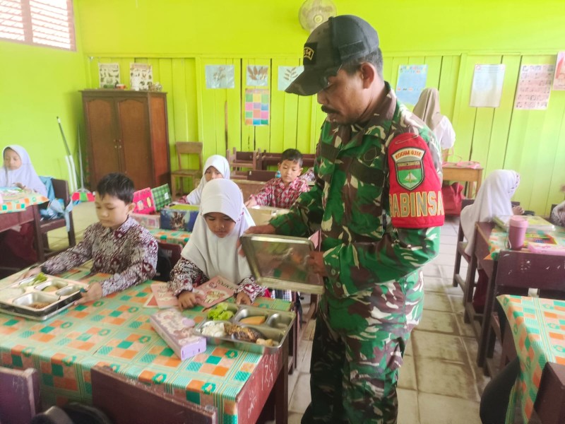 Babinsa Koramil 03/Tpl Dampingi Rutin Penyaluran Makan Bergizi Gratis di Sekolah-sekolah Kecamatan Tempuling