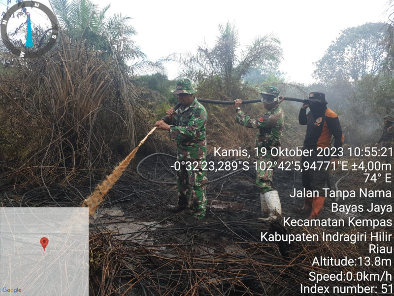 Danramil 09/Kemuning Beserta Anggota Koramil Lakukan Pemadaman Karhutla