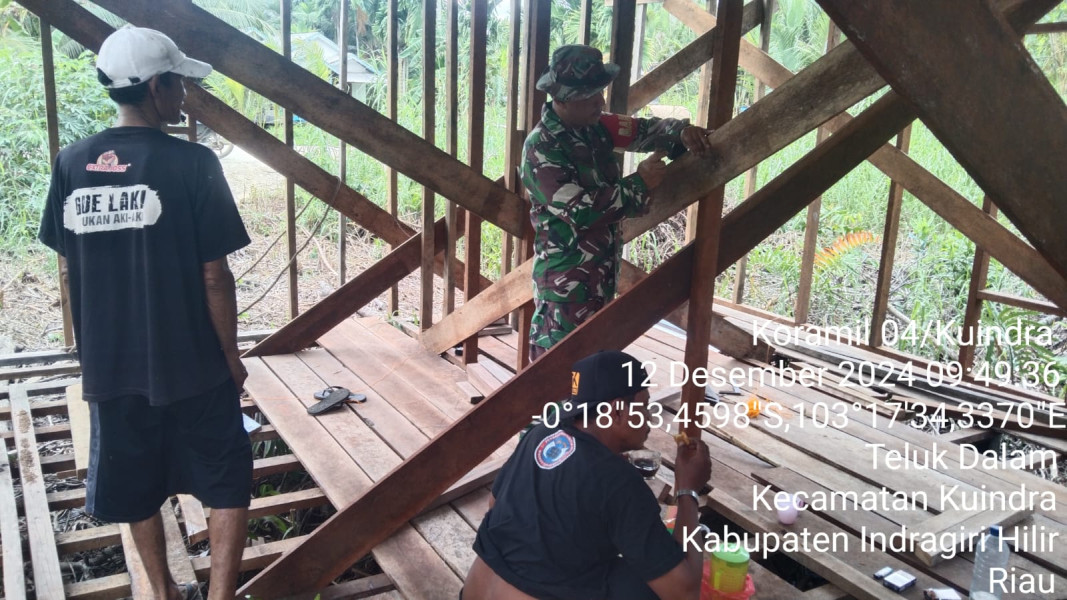 Babinsa Koramil 04/Kuindra Gelar Gotong Royong, Bangun Musholla di Desa Teluk Dalam