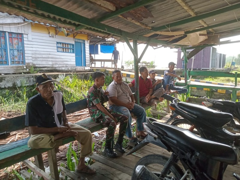 Babinsa Koramil 07/Reteh Ajak Tukang Parkir Jaga Keamanan dan Keselamatan di Wilayah Kelurahan Pulau Kijang