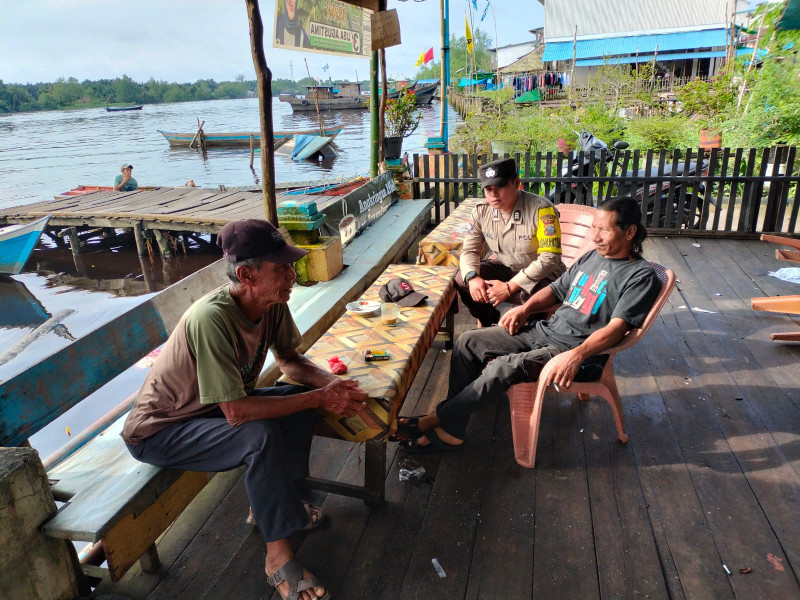 Bhabinkamtibmas Desa Terusan Kempas Brigadir Akmaluddin Sambangi Desa Binaan Sekaligus Sampaikan Pesan Kamtibmas
