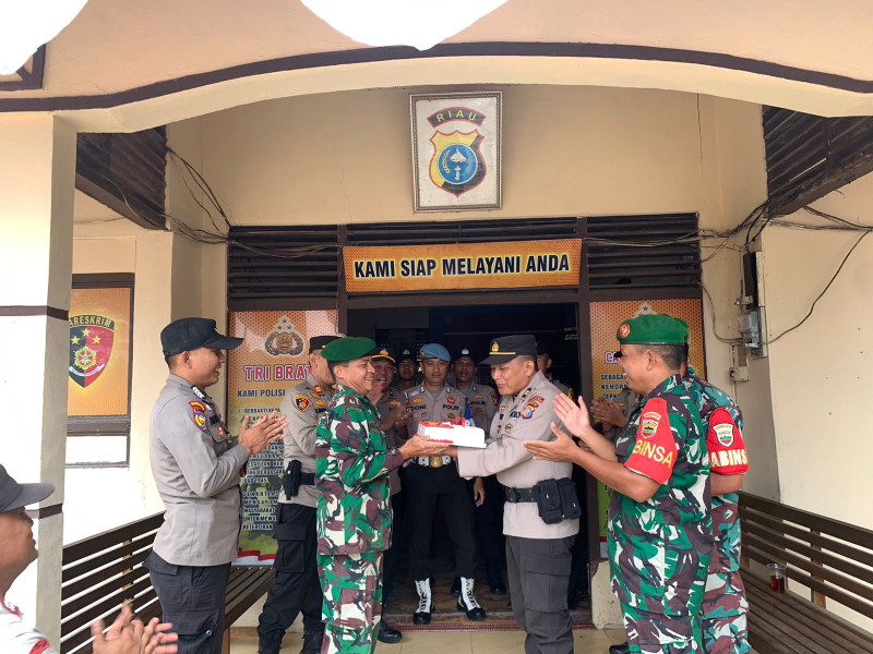 Koramil 03/Tpl Juga Rayakan HUT Bhayangkara Ke-77 di Mapolsek Kempas