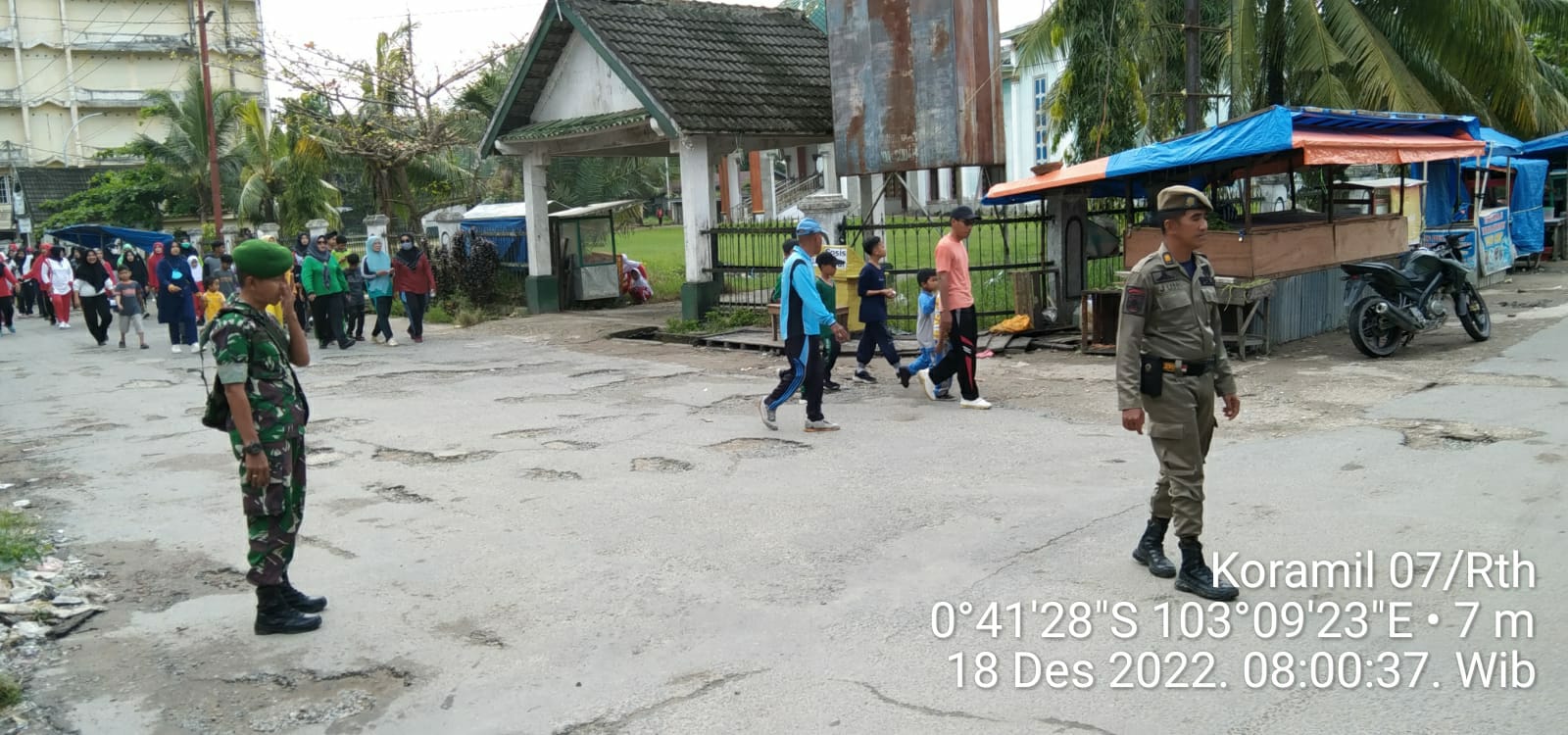 Babinsa Koramil 07/Reteh Serda Ramli Tegakkan Prokes Di Pelabuhan